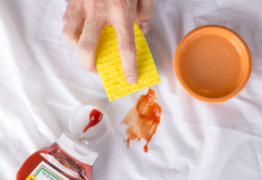 Come eliminare le macchie di ketchup